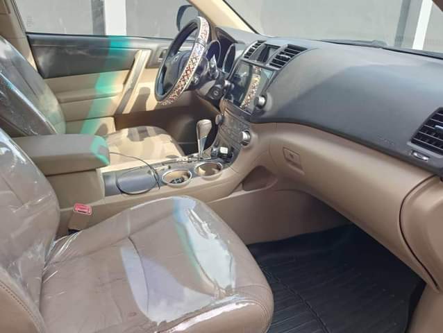 A picture of Toyota Highlander 2012 L