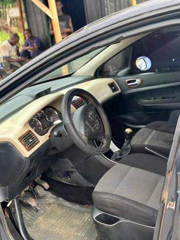 A picture of Distress sale 307 Manual transmission Engine Untempered AC need attention