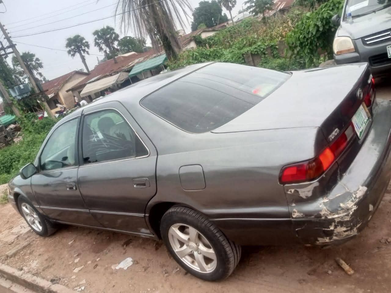 A picture of 1998 Toyota camry