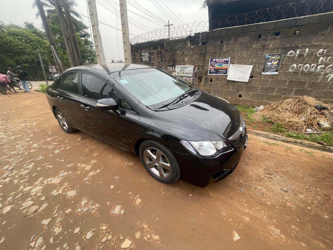 A picture of 2009 super neat registered Honda civic engine and gear is