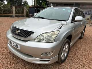 A picture of Motor Vechicle Toyota Harrier
