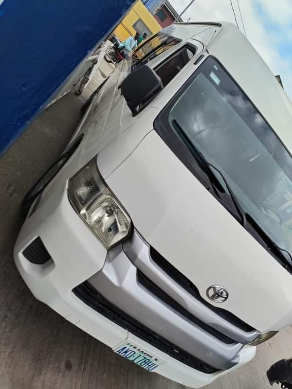A picture of Hummer 3 high roof clean Nigerian use Price 16 5m