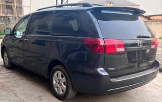 A picture of Reg Toyota Sienna 2005