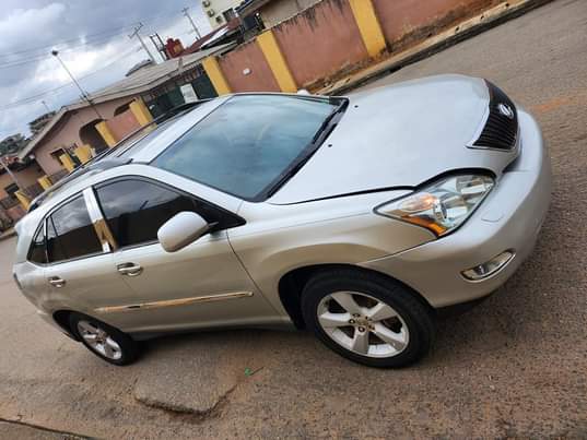 A picture of Lexus RX330