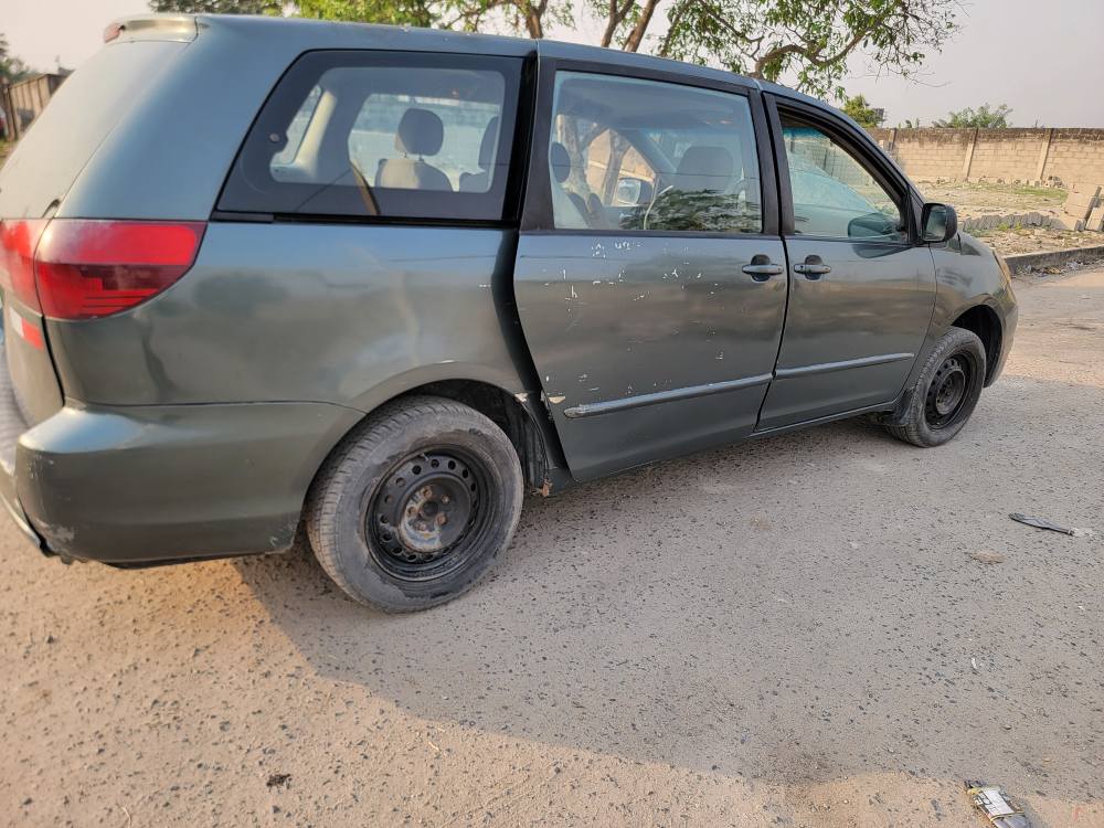A picture of 2004 Toyota sienna......Good Nigeria used