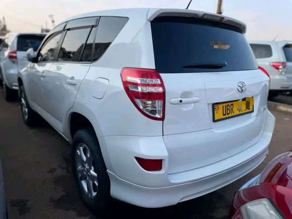 A picture of Toyota RAV4 2009 2 4cc vvti petrol 45M