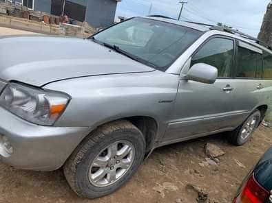 A picture of 2004 model highlander pure first body with a very sound