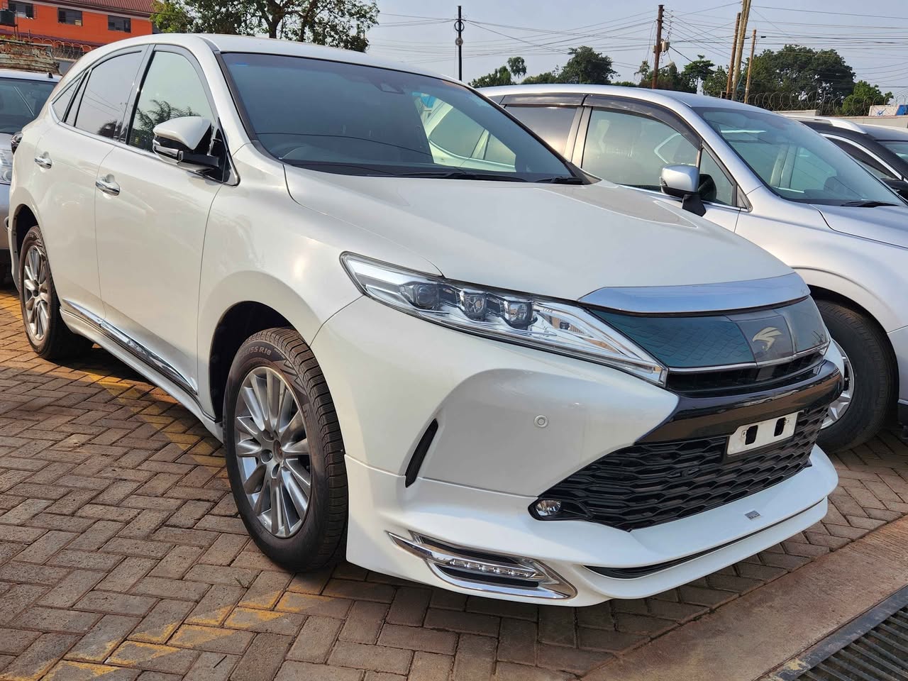 A picture of Toyota Harrier 2018 model
