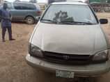 A picture of Toyota Sienna 2000 MODEL