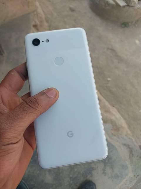 A picture of Pixel 3xl umbo kubwa storage 64gb kreki apo chini haina