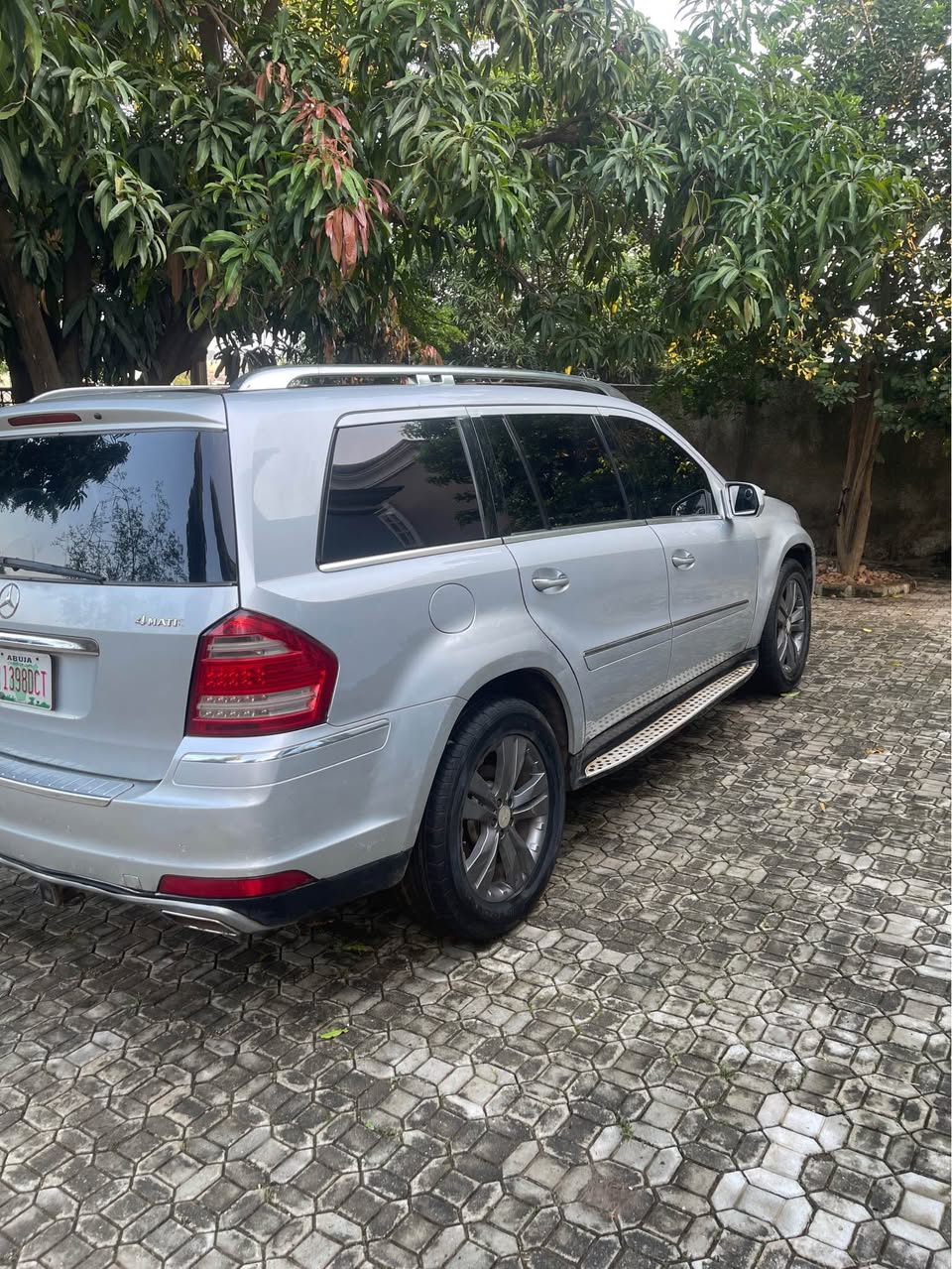 A picture of Mercedes GL450 2012
