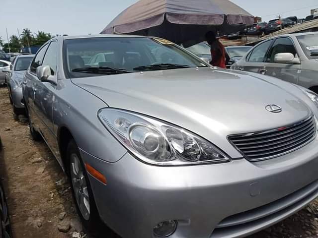 A picture of 2004 Lexus rs330