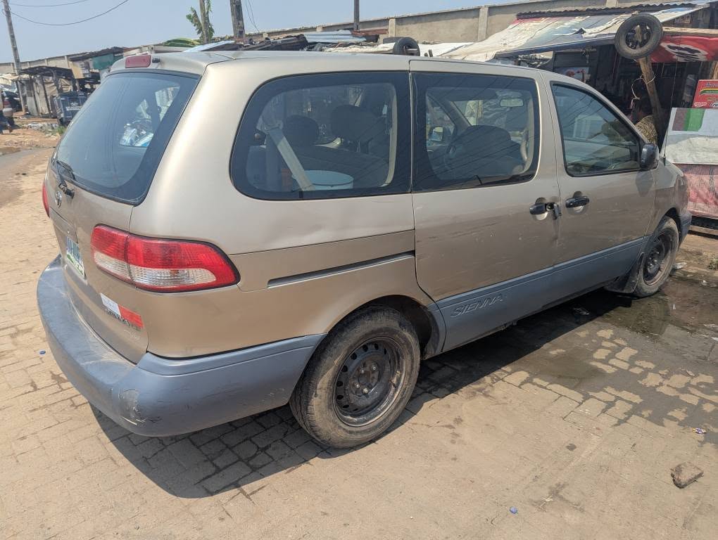 A picture of First body 2001 Toyota sienna