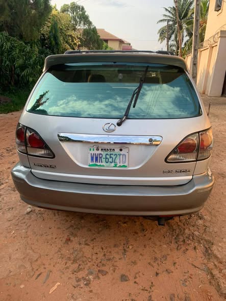 A picture of Destress Lexus Rx300 Buy and drive Engine and ok Ac