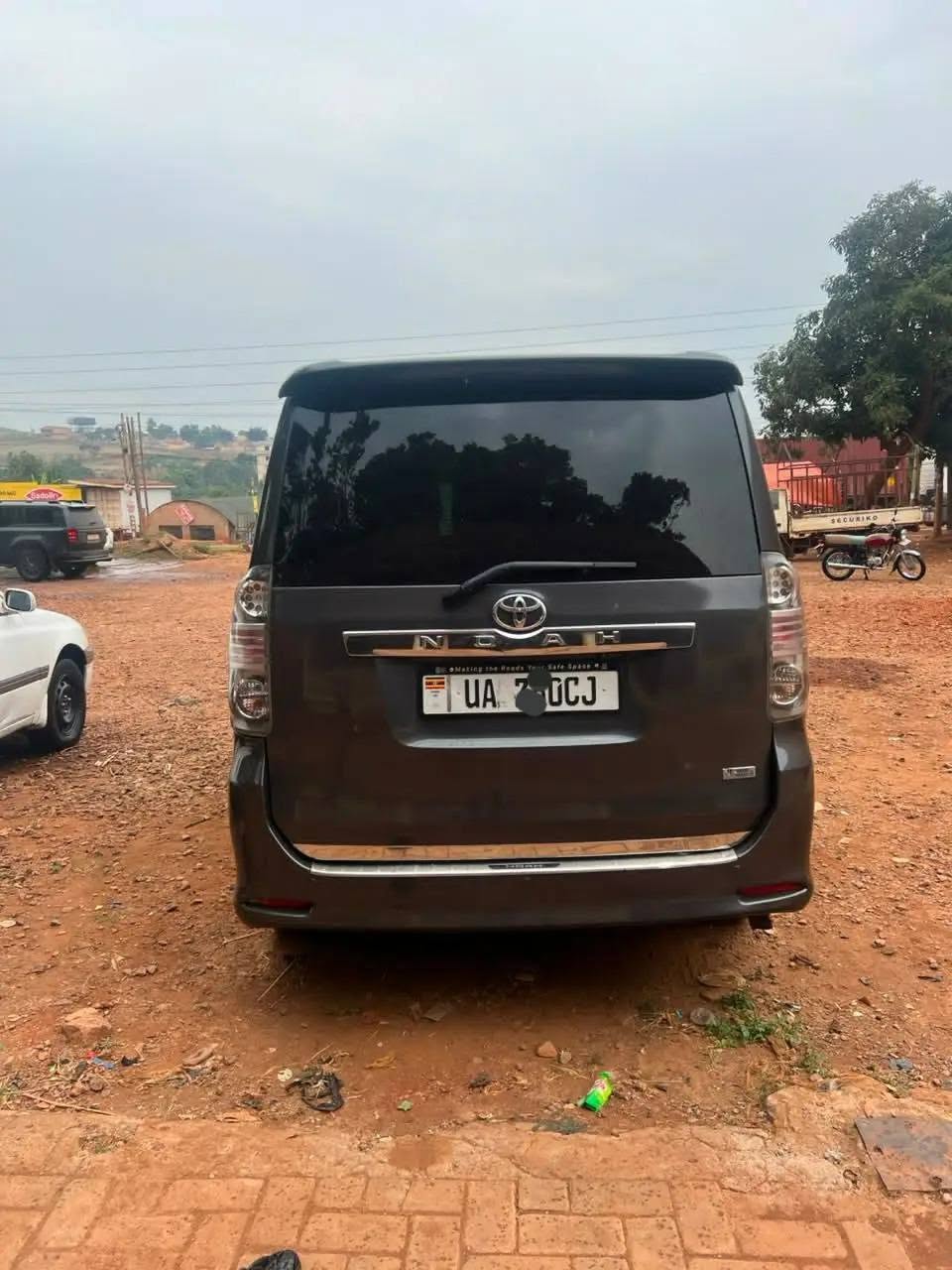 A picture of Toyota Noah 2011 28m money needed