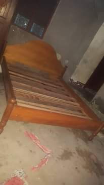 A picture of Laptop na kitanda
