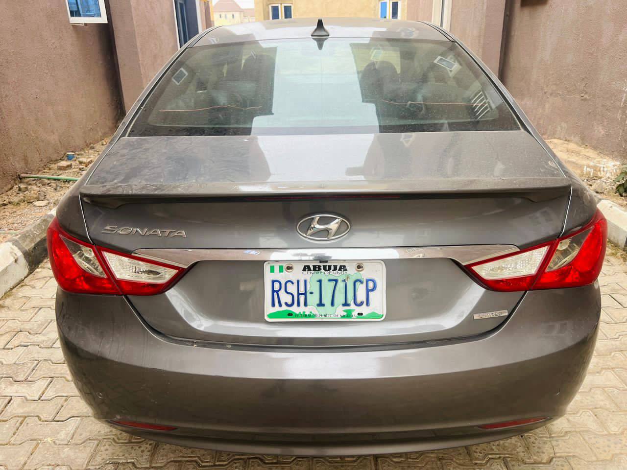 A picture of Hyundai sonata 2011