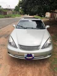 A picture of Lexus ES300 Engine and gear very good with neat interior