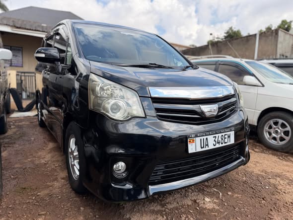 A picture of Toyota Noah SI 2012