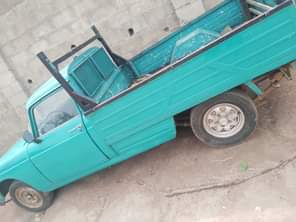 A picture of Peogout 404 pickup Manual drive Engine and gear location Ogbomosho