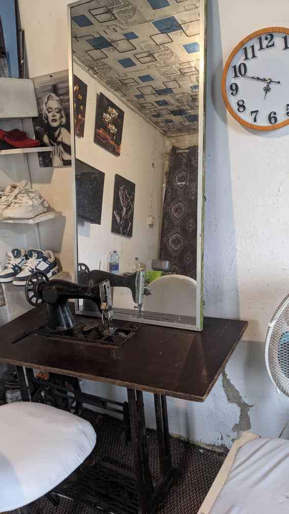 A picture of Njoo na 150k ubebe cherehani Kiti cha saloon elfu 60k