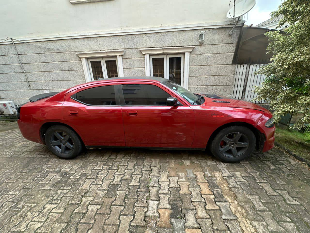 A picture of Clean 2010 doge charger