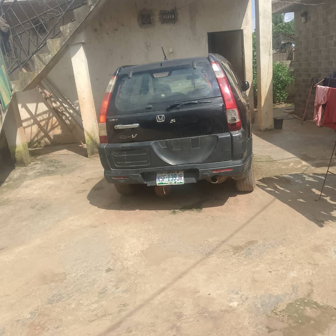 A picture of Honda CR V 1.850 set 100k location agbara 08135692226
