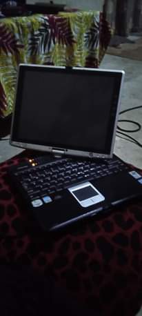 A picture of 1. Kioo Cha dell 2. Laptop ya HP pavilion inakipengele