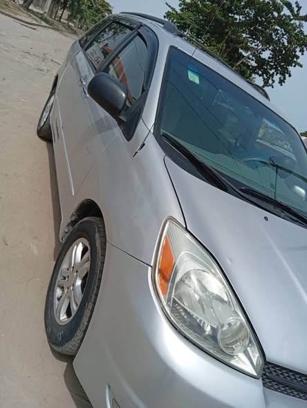 A picture of Registered Toyota Sienna LE 05