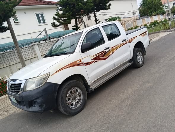A picture of SUPER SHARP FIRST BODY 2013 TOYOTA HILUX MANUAL TRANSMISSION WITH