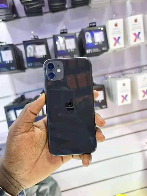 A picture of Iphone 11 128gb at 950k