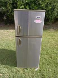 A picture of Boss fridge double door inagandsh Sana na kupoza vzr bei