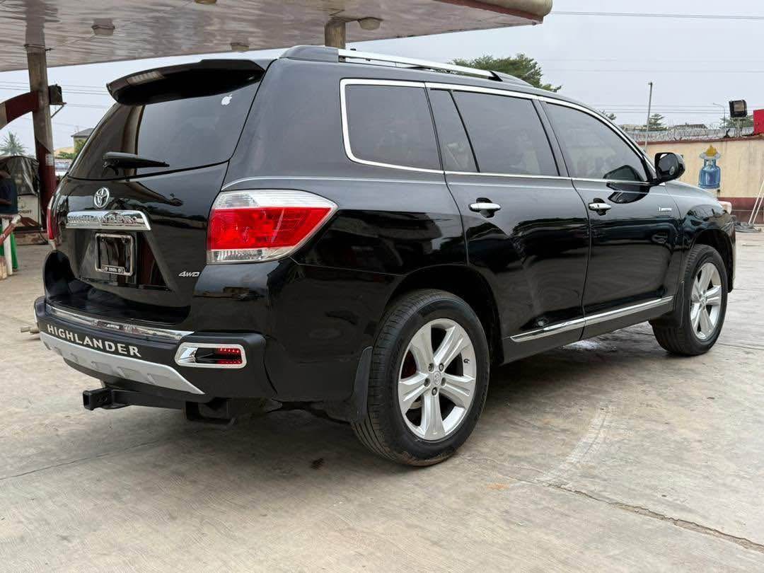 A picture of 7 MONTHS DRIVEN TOYOTA HIGHLANDER 2012 LIMITED EDITION AVAILABLE PURE