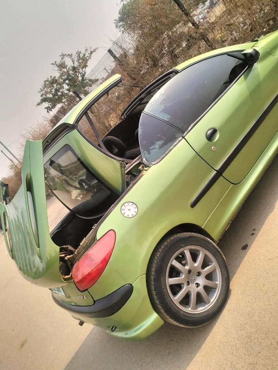 A picture of 2005 206 peugeot