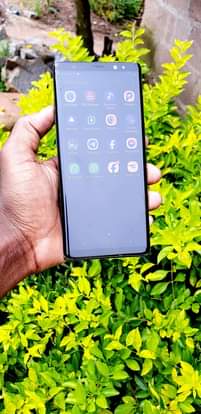 A picture of Samsung galaxy Note 8 Gb 64 ram 6 Ina crack