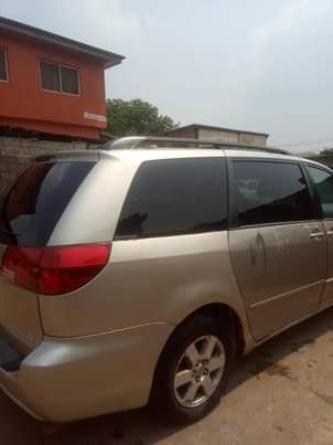A picture of Toyota sienna 2005 tokunbo