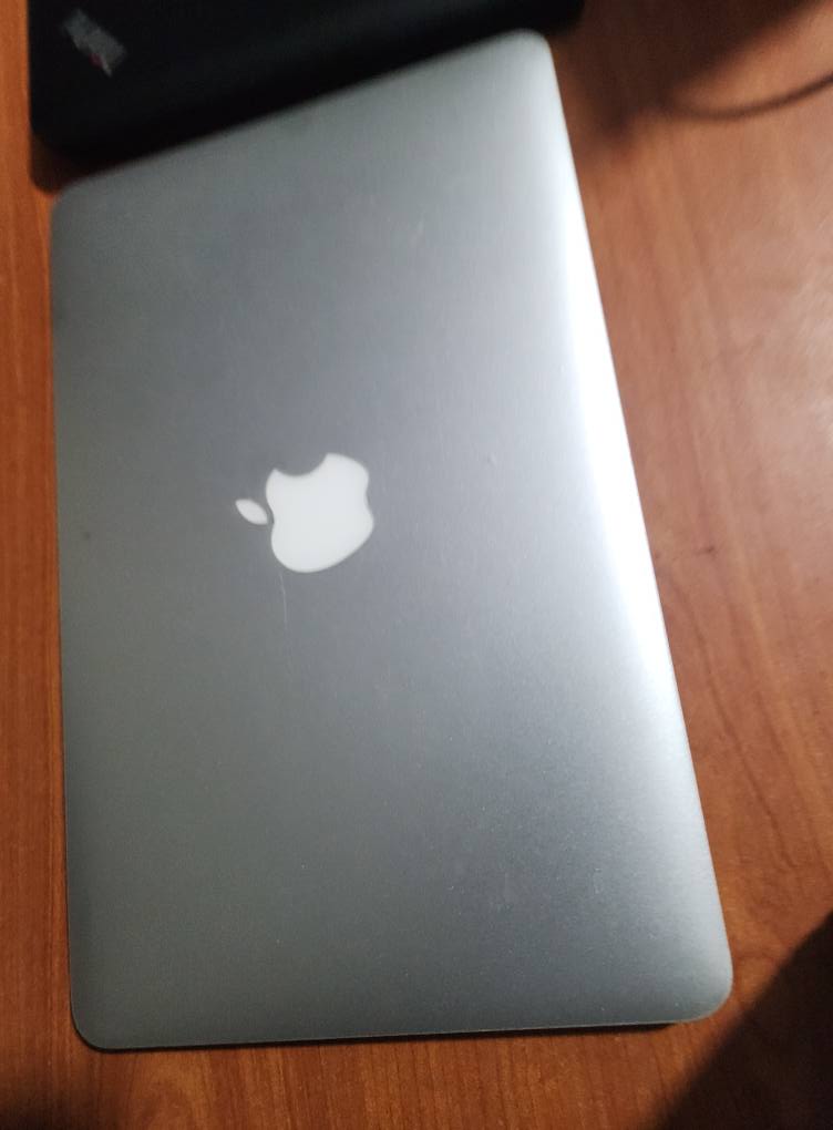 A picture of UK used Apple core i5 macbook air at 370k contact