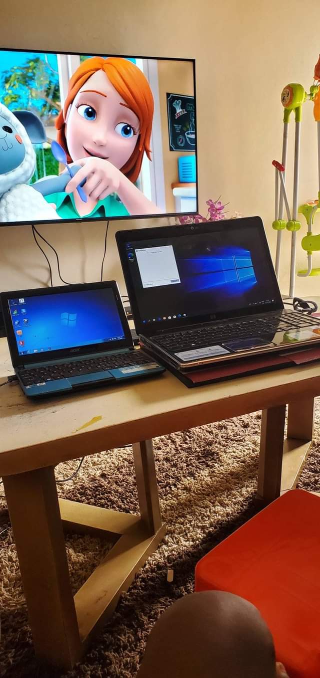A picture of Acer mini laptop and hp laptop 500k both