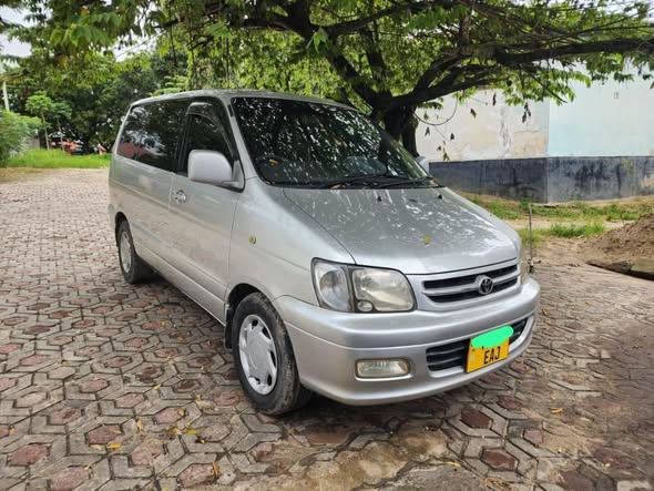 A picture of Toyota Noah SR 40