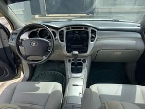 A picture of TOYOTA HIGHLANDER SLIGHTLY USED 2005 MODEL FIRST BODY WITH ORIGINAL