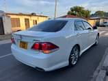 A picture of Toyota crown new