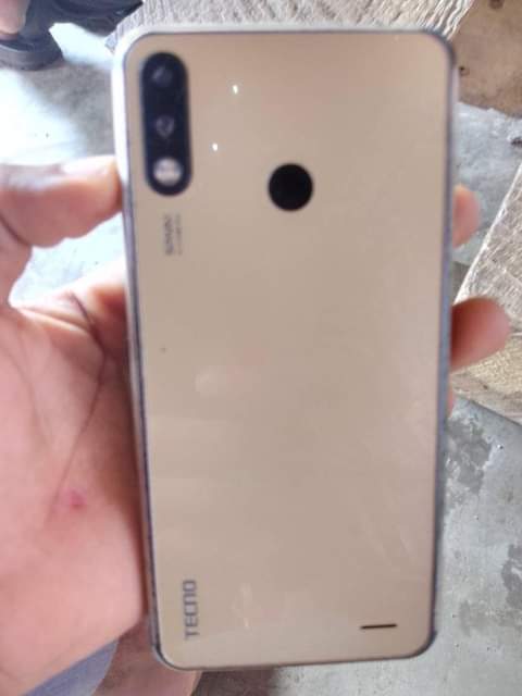 A picture of Inauzwa tecno spark3 GB 16 ram gb2 kipengere ina kirake