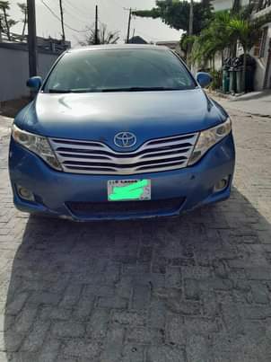 A picture of Model Toyota Venza Year 2010 Features Thumbstart Panoramic roof with