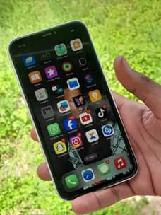 A picture of iphone xr mpya betri health 100 haina kipengele chochote