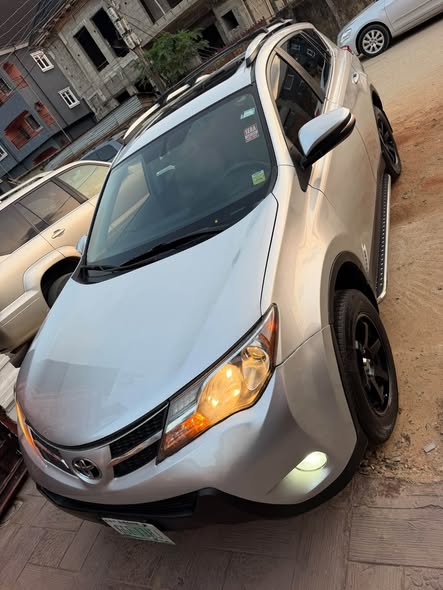 A picture of Toyota rav4 2013 XLE
