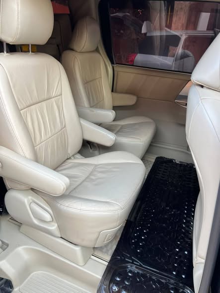 A picture of TOYOTA NOAH SI 34M Slightly negotiable BLACK BODY CREAM INTERIOR