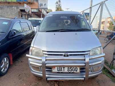 A picture of Toyota Noah 1998 model super extra