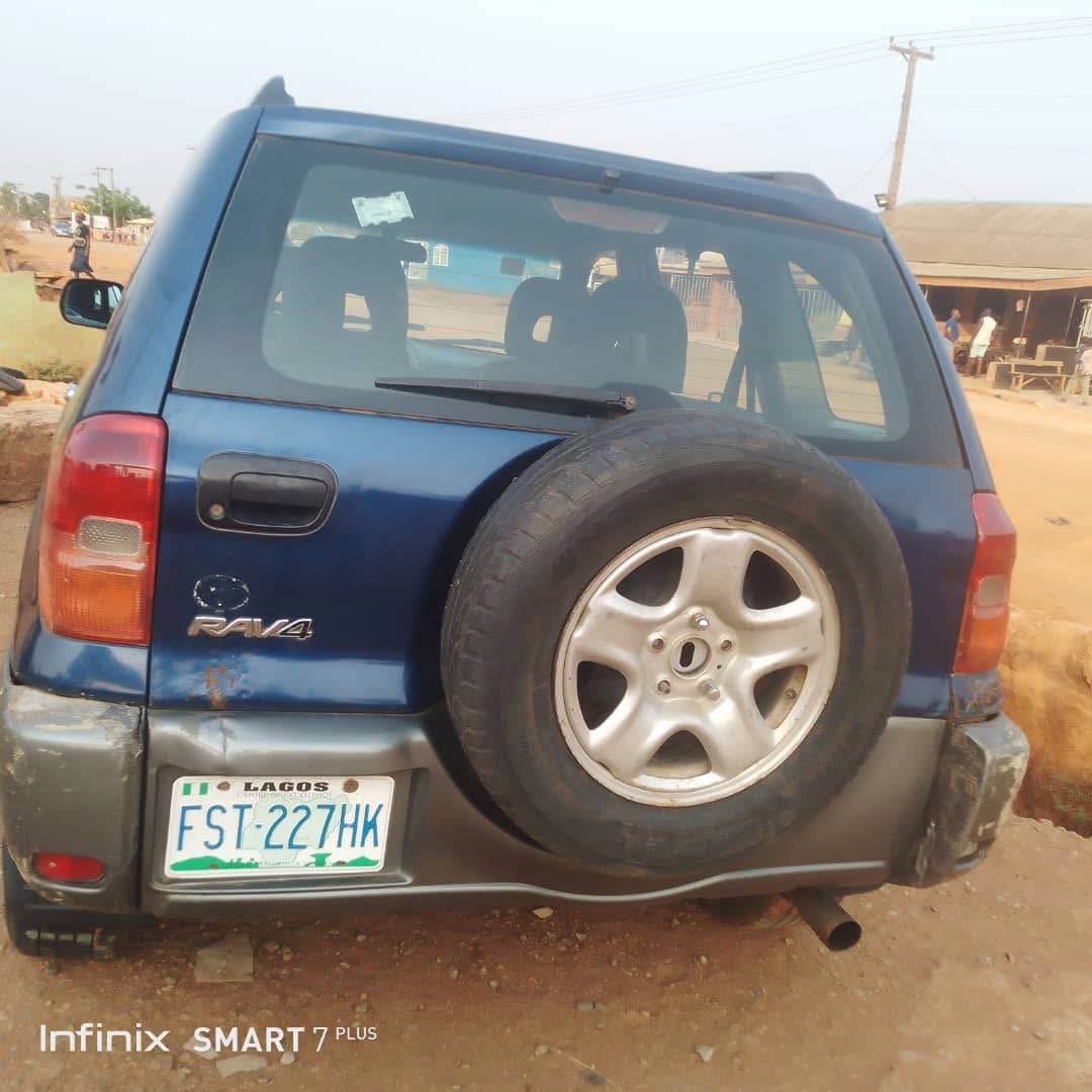 A picture of 2005 TOYOTA RAV4 First Body