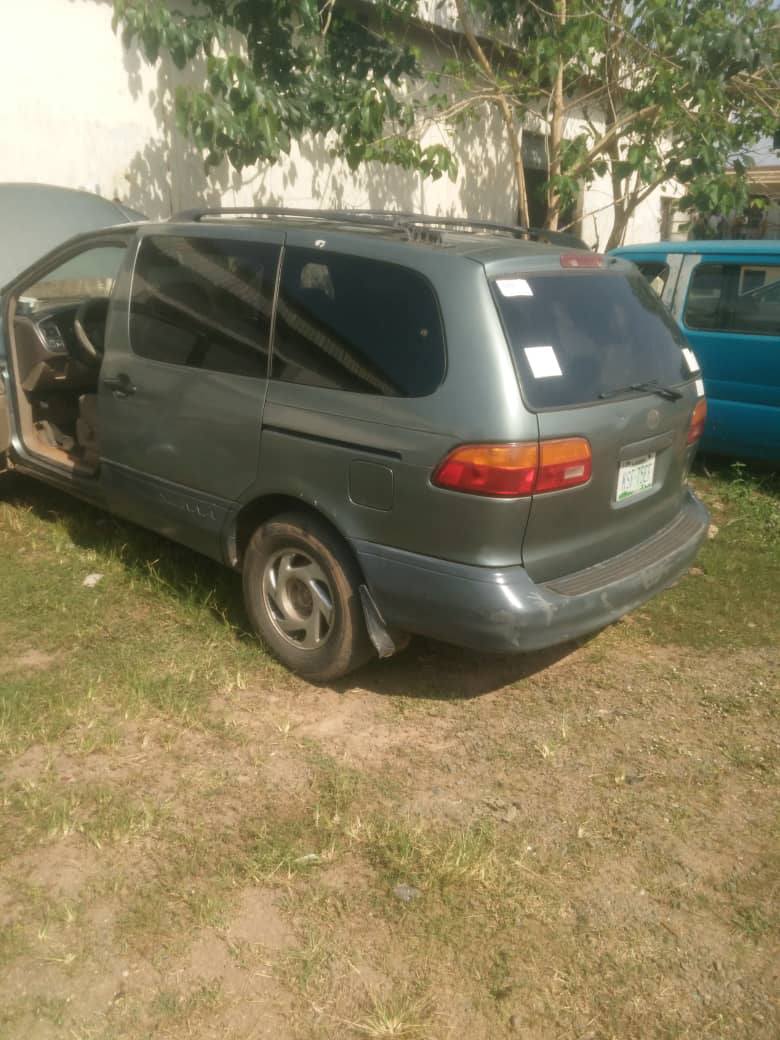 A picture of Toyota sienna 1999 model