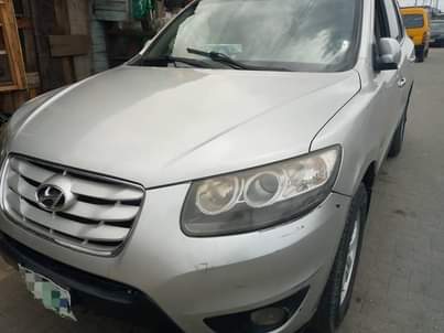 A picture of Hyundai Santa 2010